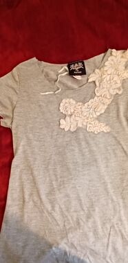 Pink Rose Light Gray Short Sleeve Tee with White Floral Appliqué